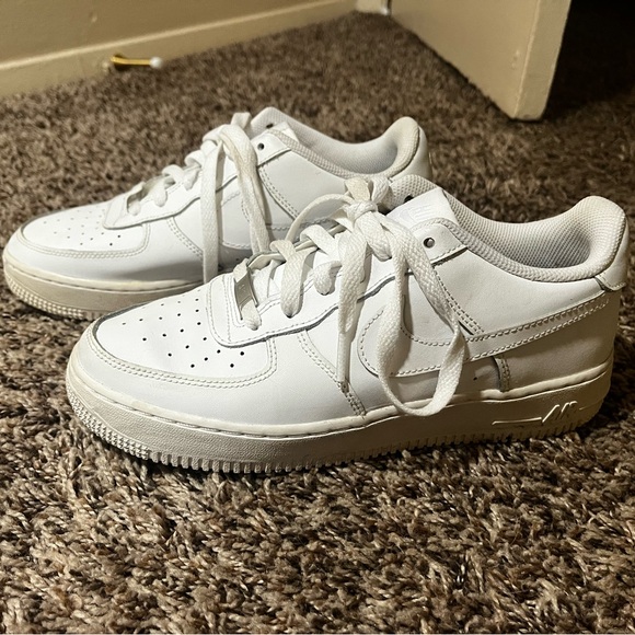 White Nike Air Force 1’s - Picture 2 of 4